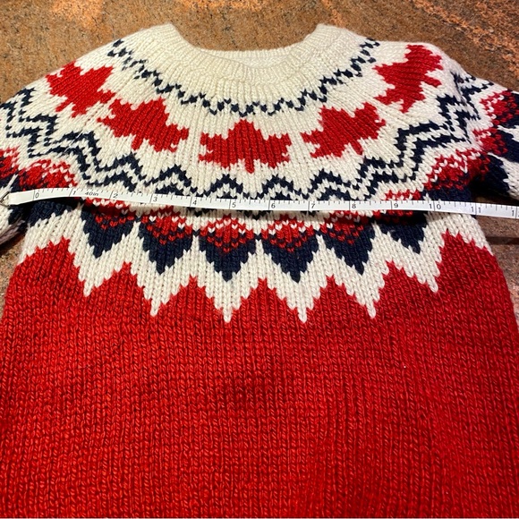 Mommy and child Canadiana matching sweaters - Picture 13 of 15